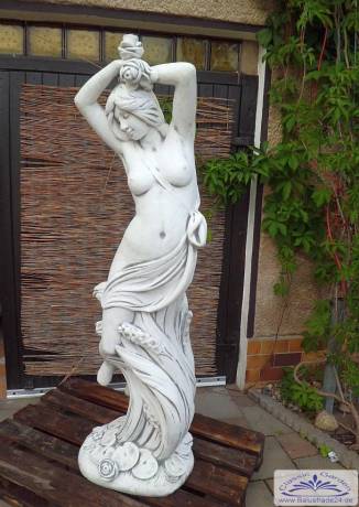 erotische Frauenakt Skulptur im Schilf