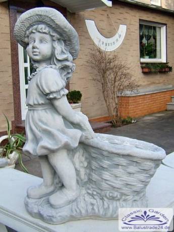 Gartenfigur Mädchen mit korb