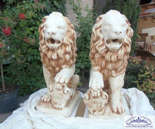 ockerbraune Löwenfiguren