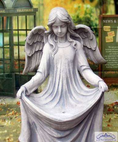 Steinfigur Mädchen mit Engelflügel