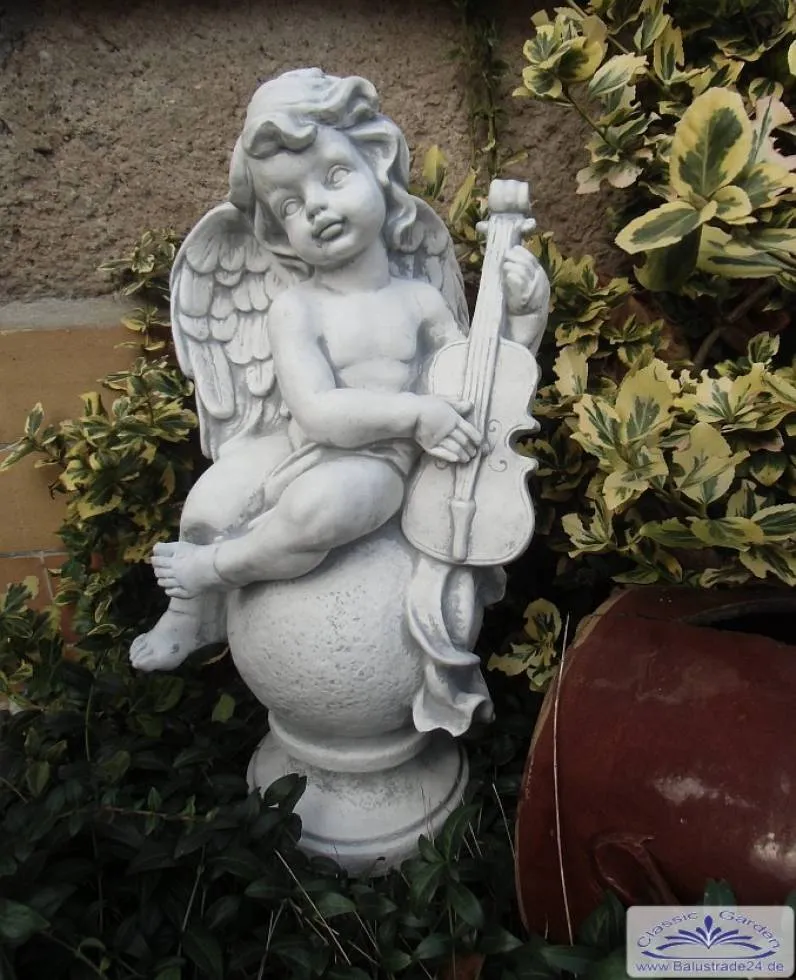 Gartenfigur mit musizerdenden Engel